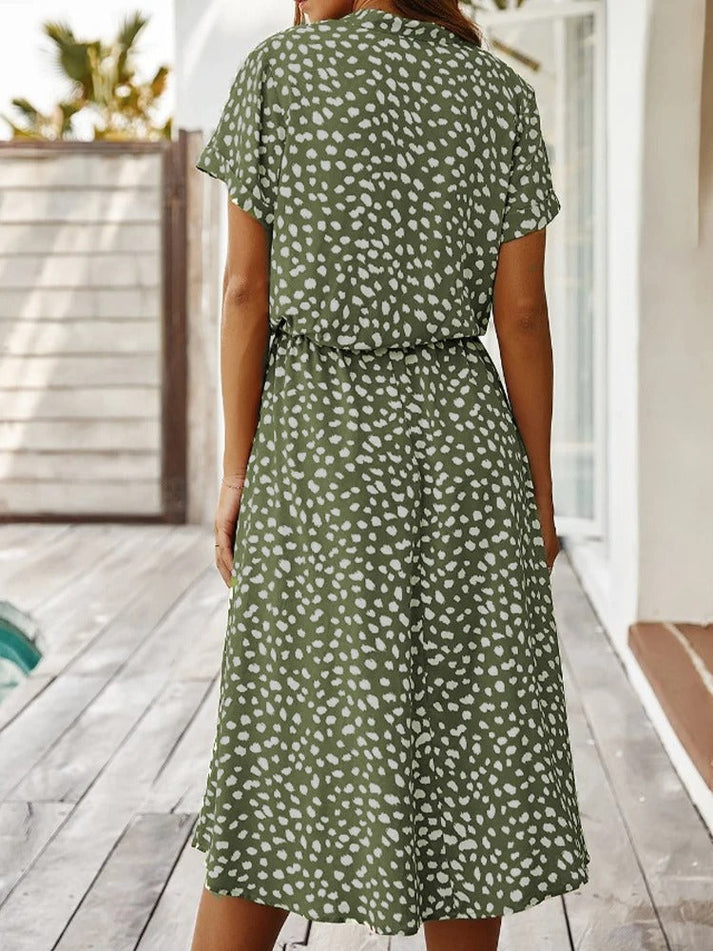 Luftiges und bequemes Sommerkleid mit Punktmuster für warme Tage