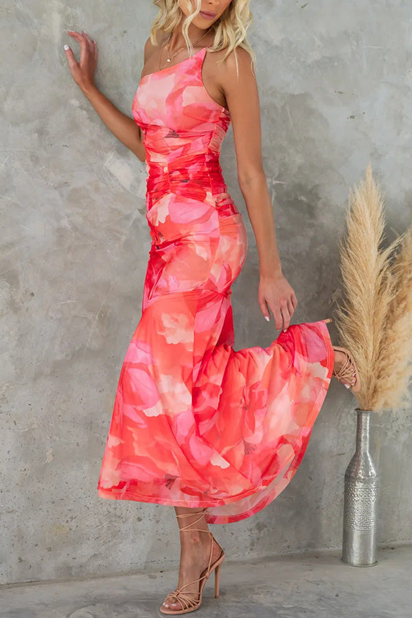 Langes Kleid mit Blumenmuster und Raffungen im One Shoulder Stil