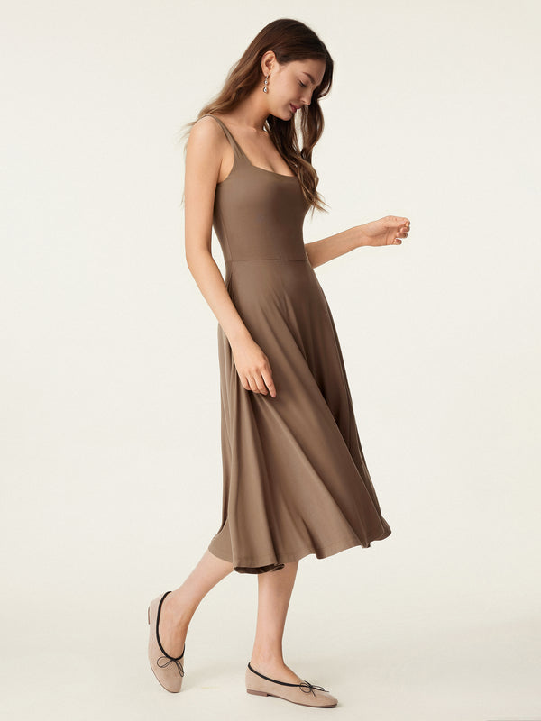 Fließendes Midikleid für Damen mit eckigem Ausschnitt und schmalen Trägern