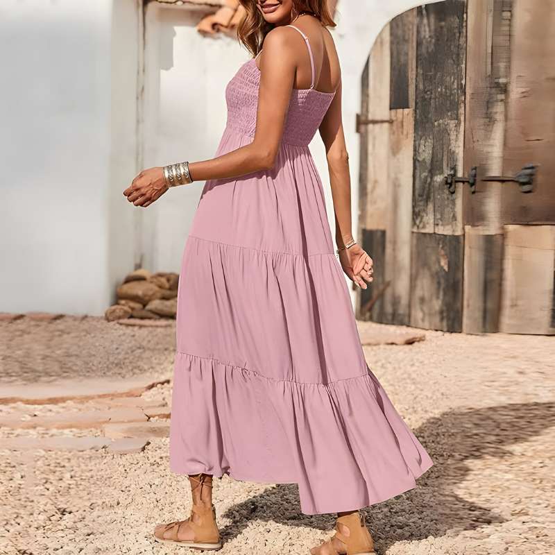Luftiges mittellanges Kleid mit gesmokten Details und feinen Trägern