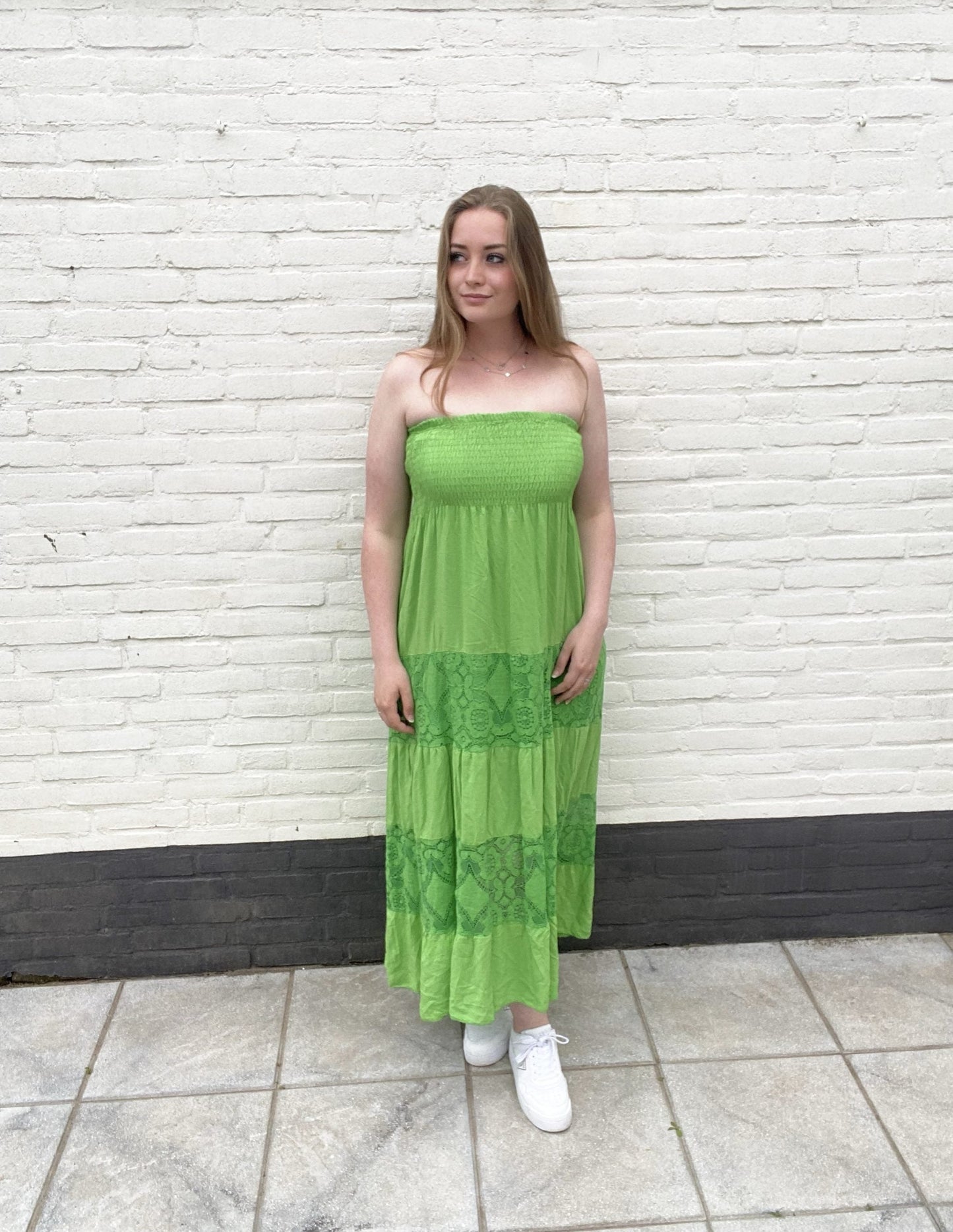 Langes trägerloses Freizeitkleid mit entspanntem Design