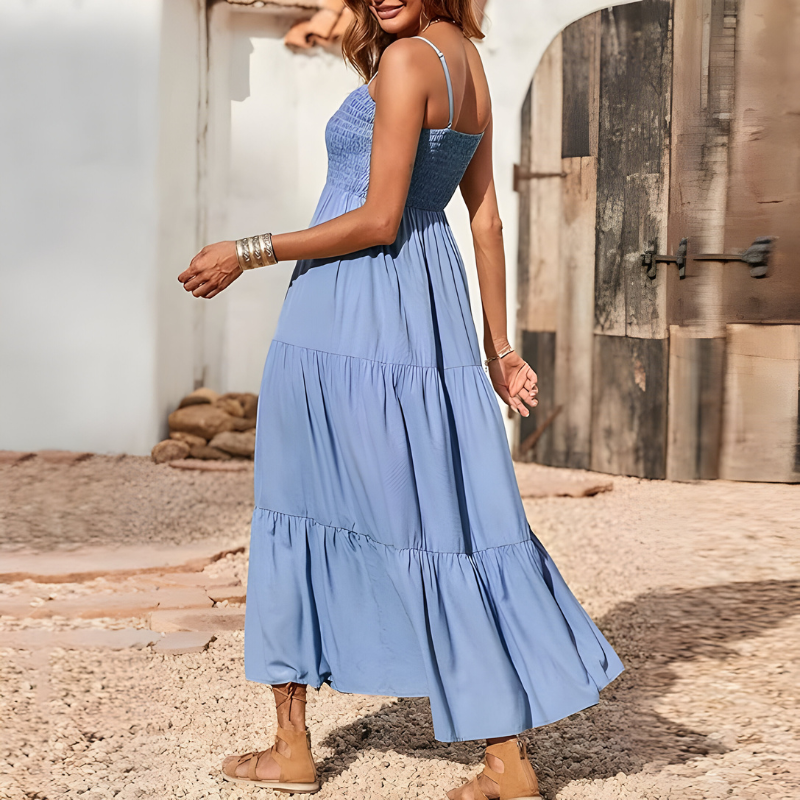 Luftiges mittellanges Kleid mit gesmokten Details und feinen Trägern