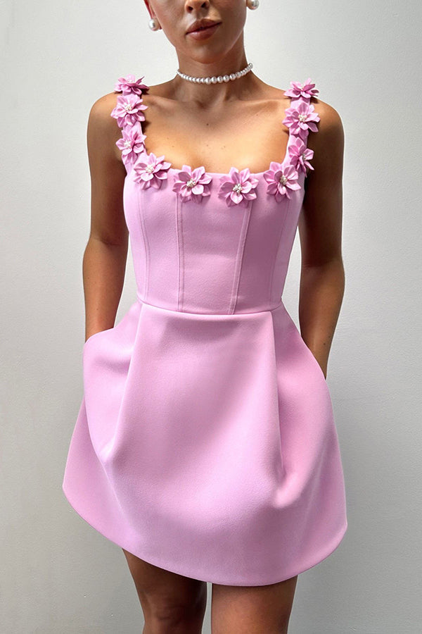 Kurzes Kleid mit Blumenapplikationen und eckigem Ausschnitt mit Taschen