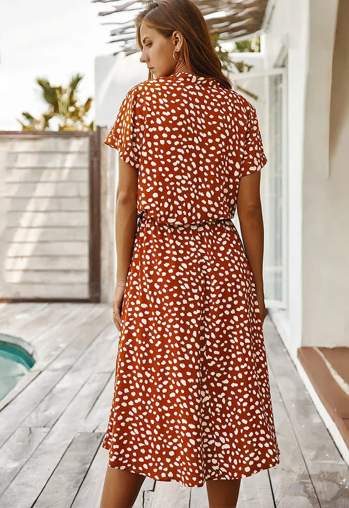 Luftiges und bequemes Sommerkleid mit Punktmuster für warme Tage