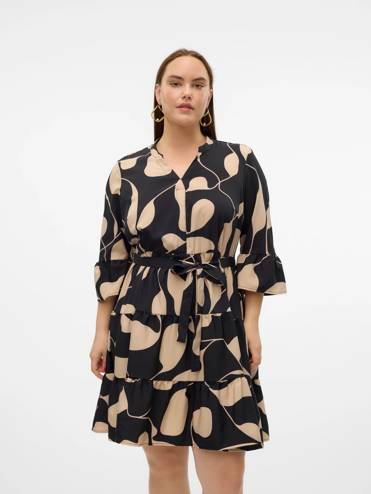 Kurzes Freizeitkleid mit geometrischem Muster und V-Ausschnitt