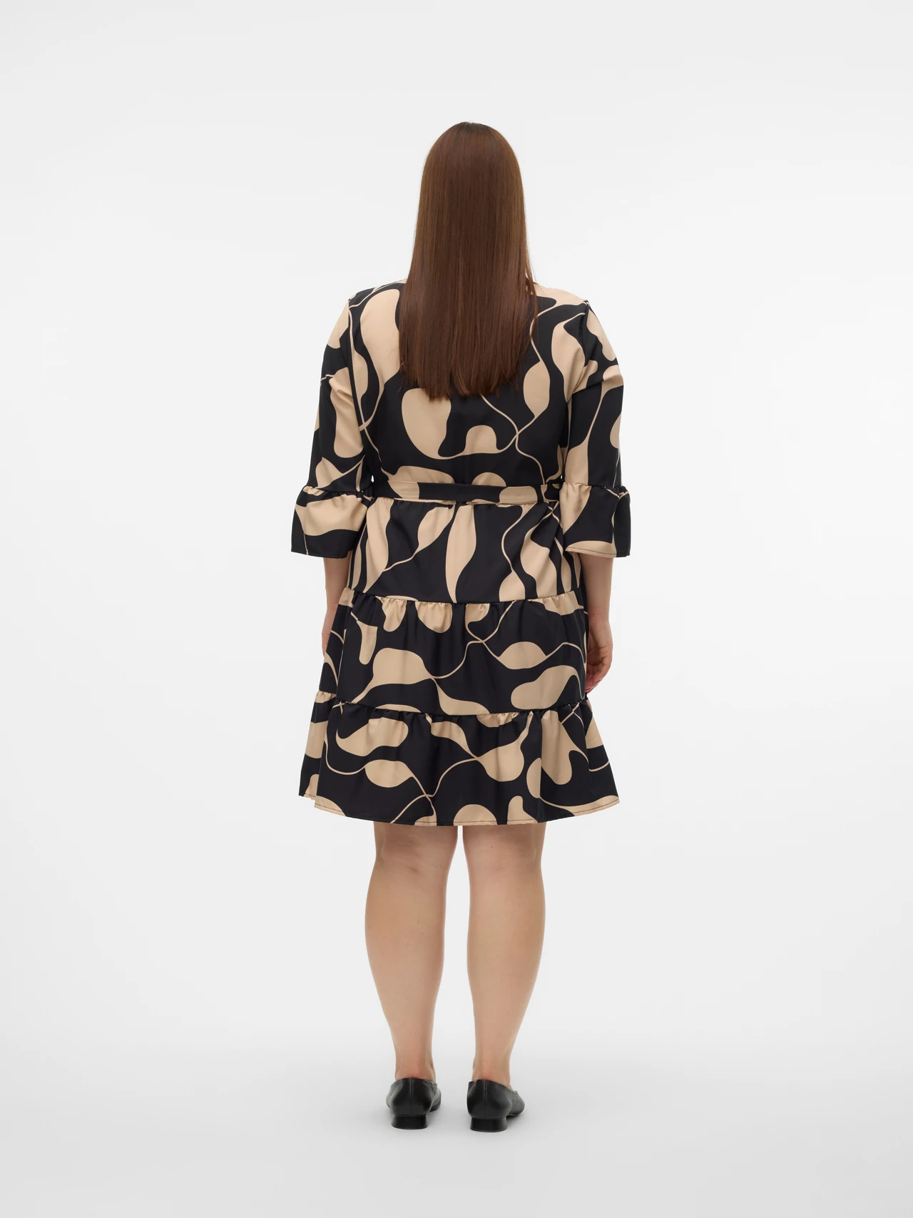 Kurzes Freizeitkleid mit geometrischem Muster und V-Ausschnitt