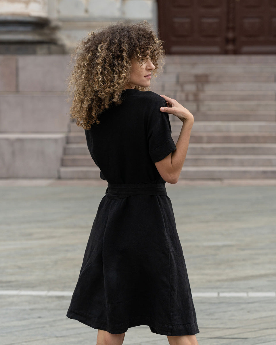 Wickelkleid mit kurzen Ärmeln und Gürtel für einen leichten Alltagsstil