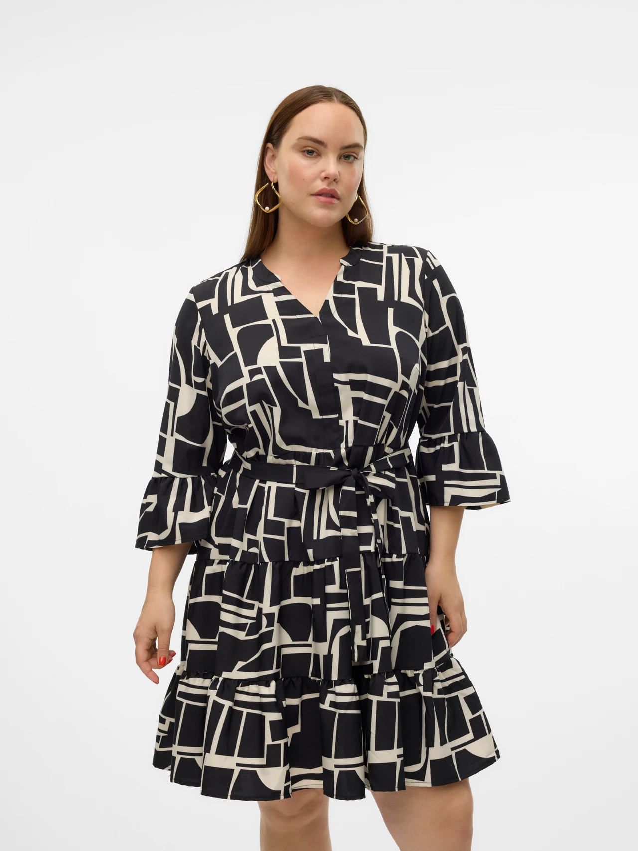 Kurzes Freizeitkleid mit geometrischem Muster und V-Ausschnitt