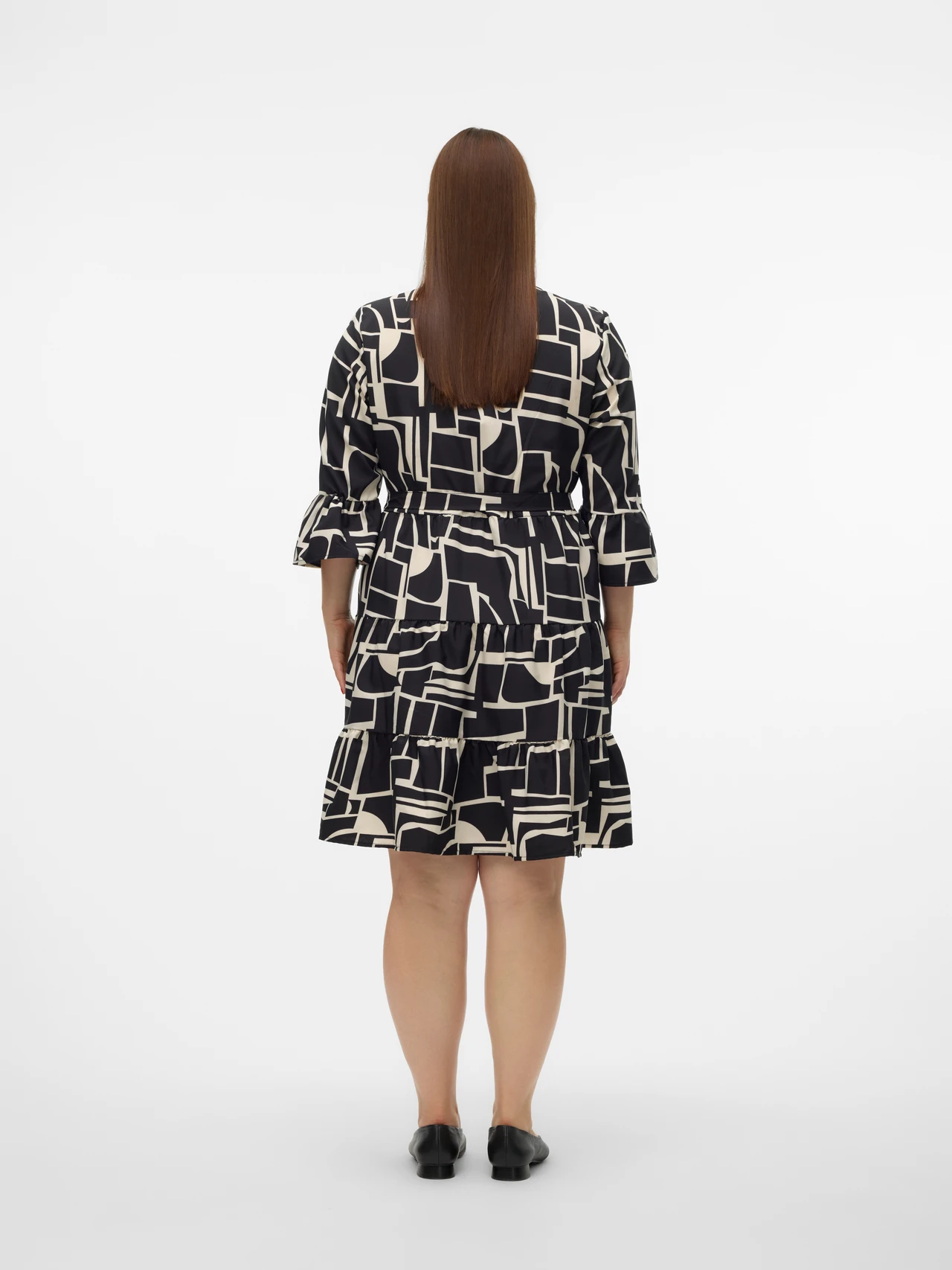 Kurzes Freizeitkleid mit geometrischem Muster und V-Ausschnitt