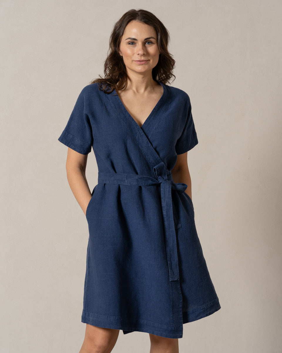 Wickelkleid mit kurzen Ärmeln und Gürtel für einen leichten Alltagsstil