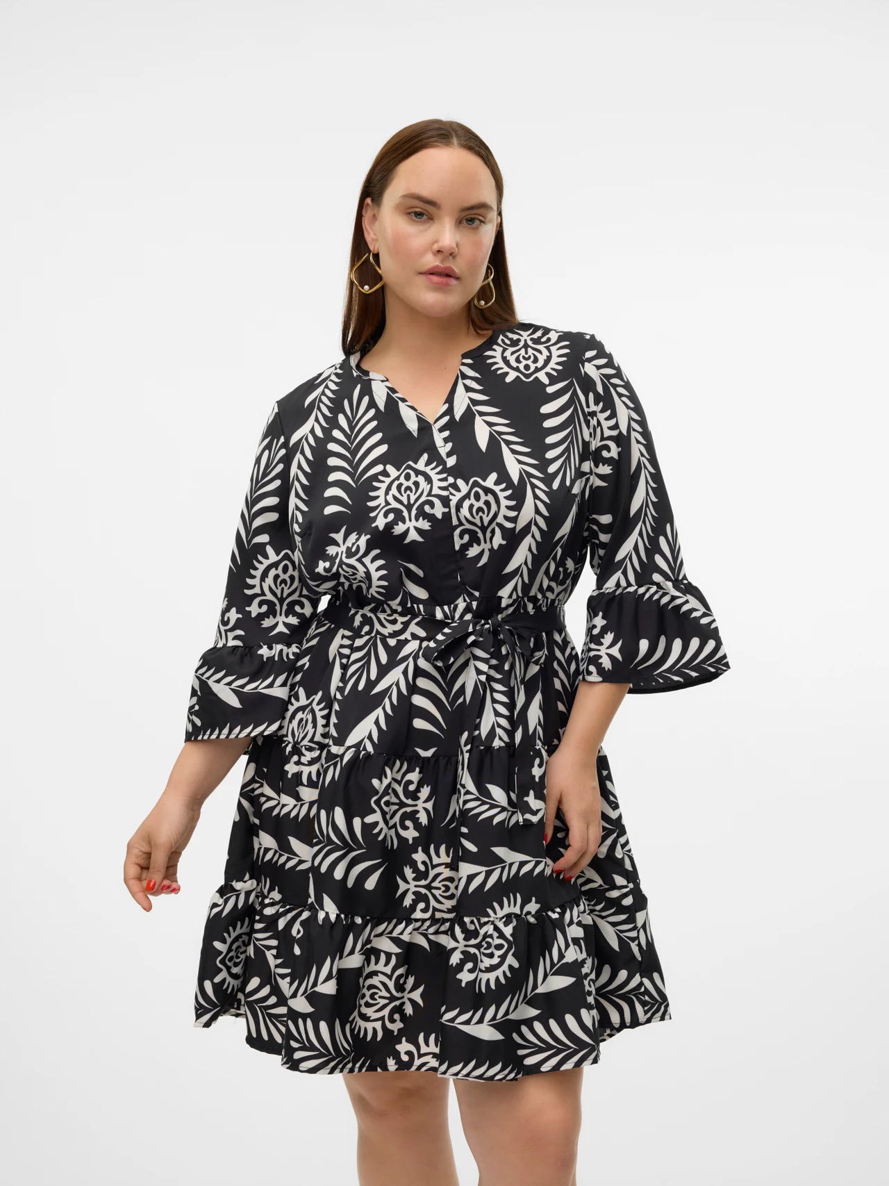 Kurzes Freizeitkleid mit geometrischem Muster und V-Ausschnitt