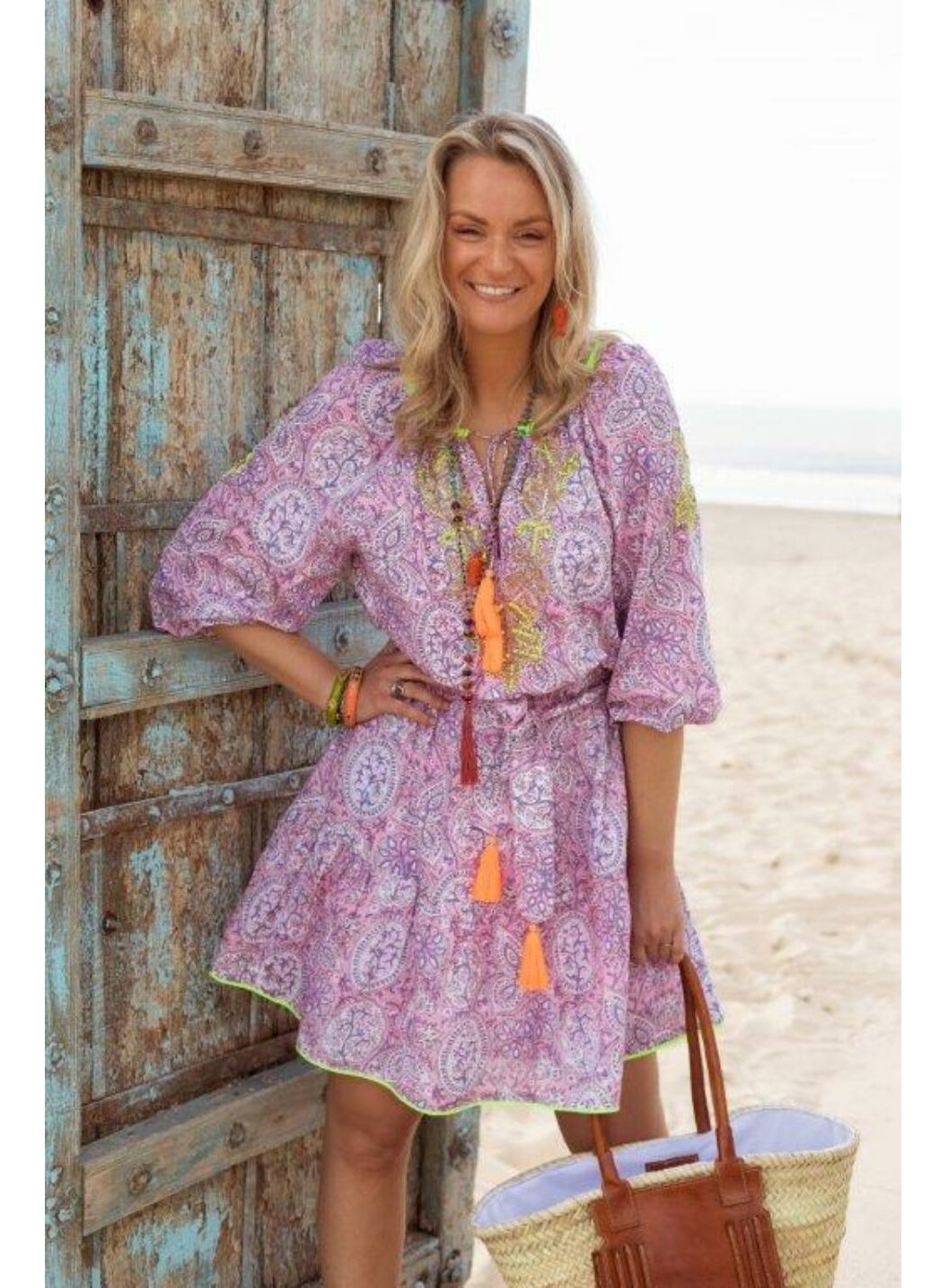 Kurzes Sommerkleid im lockeren a-linienstil für warme dagen