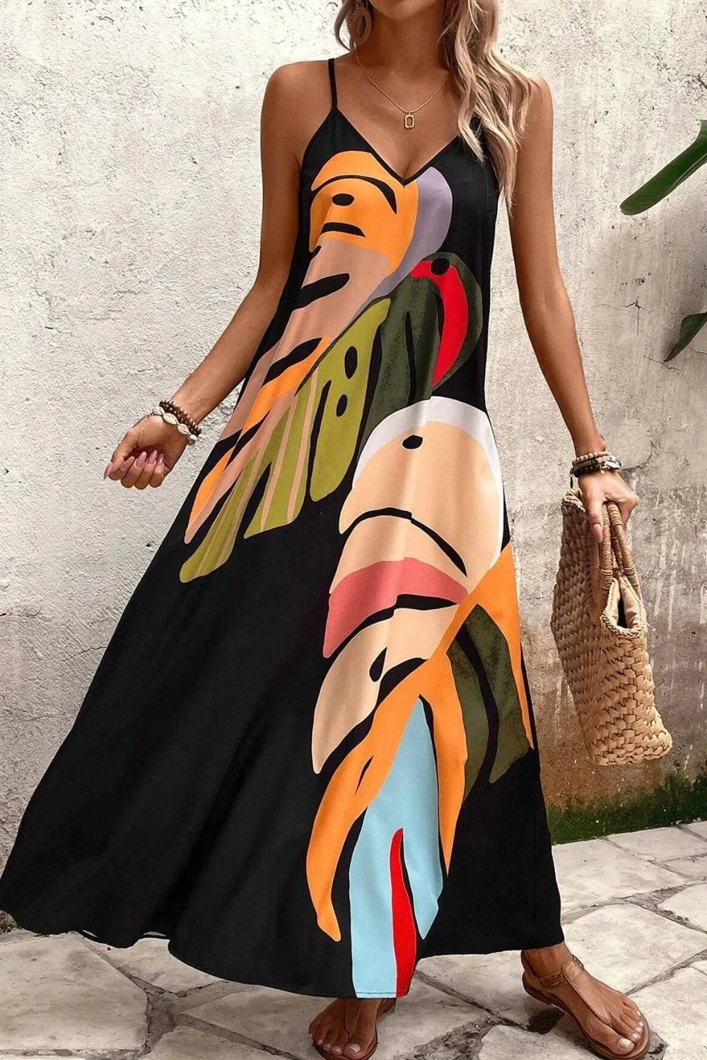 Langes Sommerkleid mit tropischem Blättermuster und V-Ausschnitt