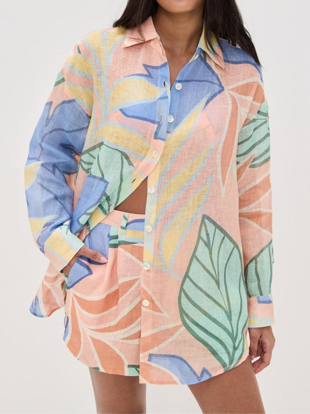 Zweiteiliges Sommer Set mit Shorts und Hemd im tropischen Blätterdesign