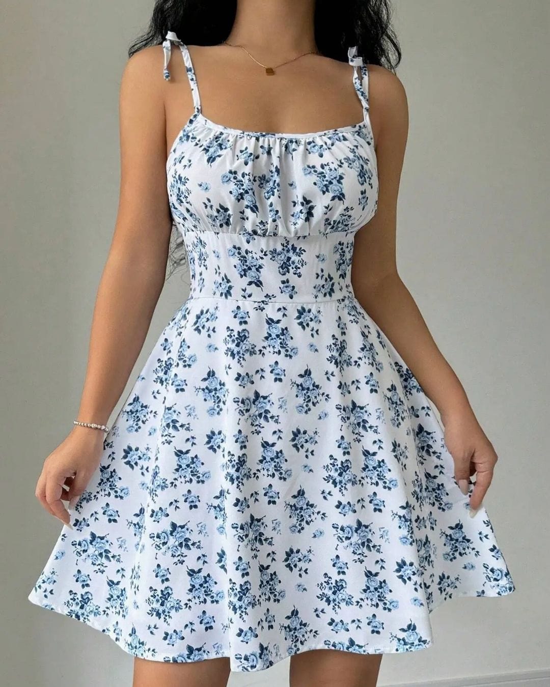 Verspieltes Minikleid mit Blumenmuster und schmalen Trägern
