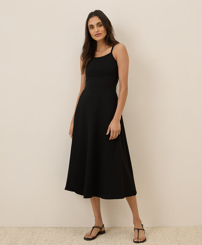 Leichtes Midikleid mit schmalen Trägern und ausgestelltem Schnitt für warme Anlässe