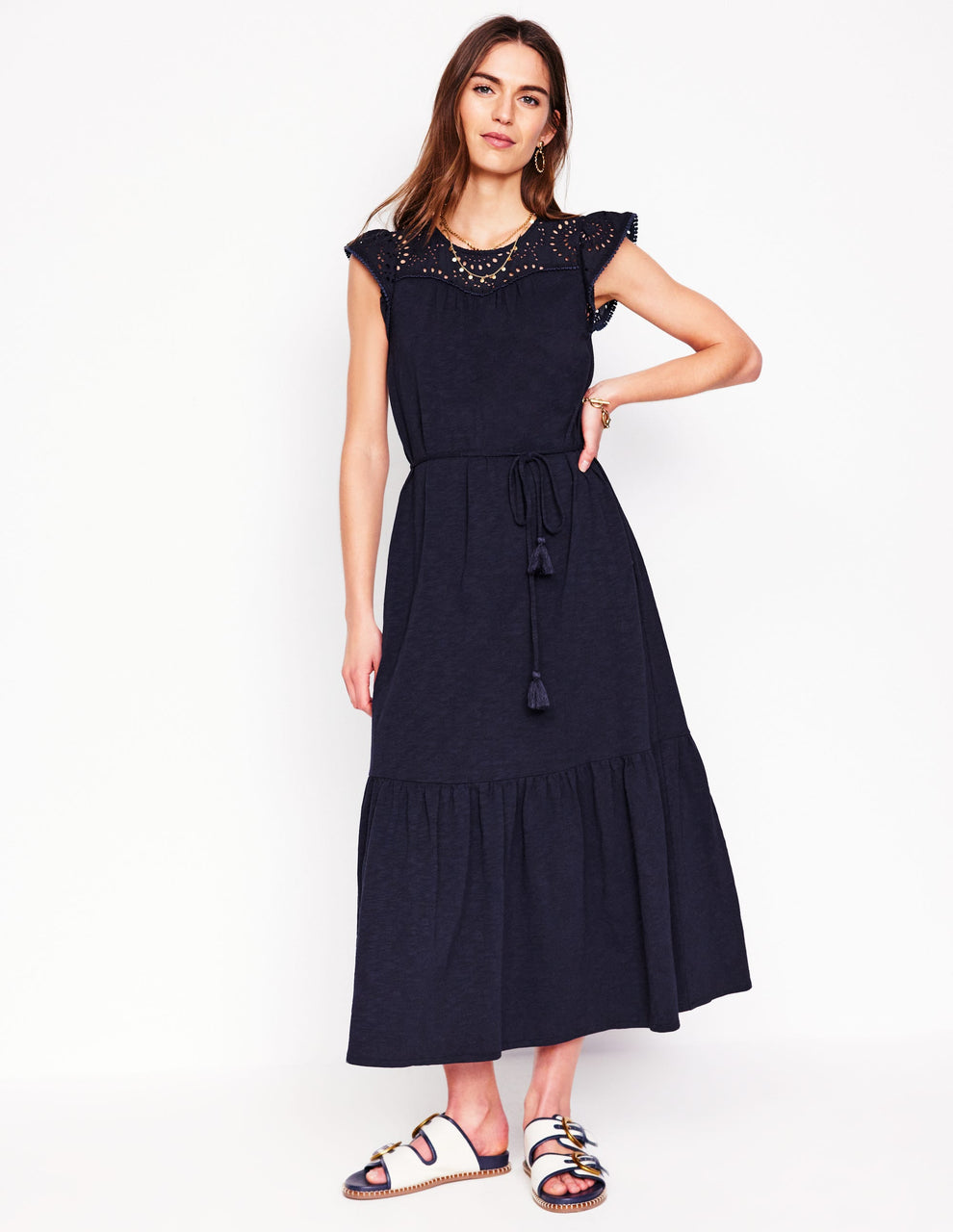 Midikleid mit feiner Lochstickerei an den kurzen Ärmeln