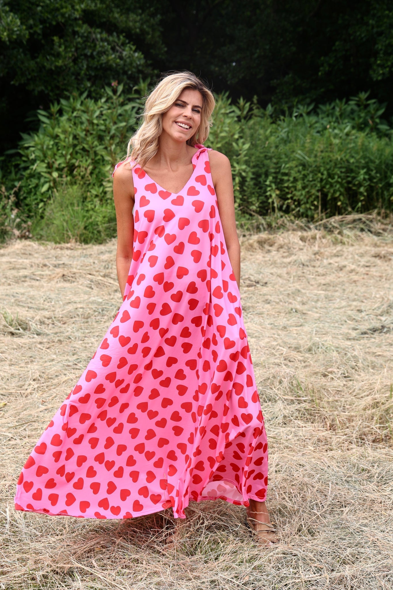 Weites ärmelloses Maxikleid im modernen Stil