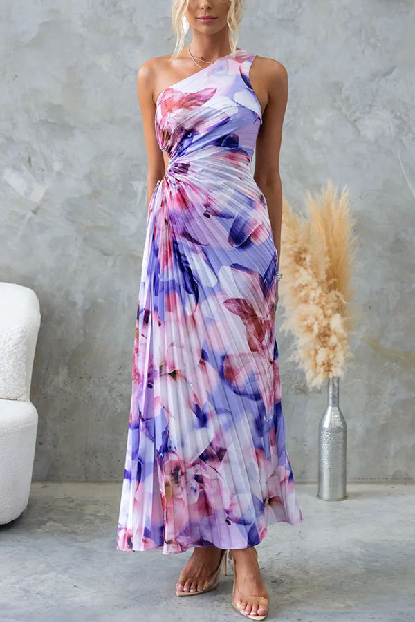 Elegantes langes Kleid mit Falten und schrägem Träger