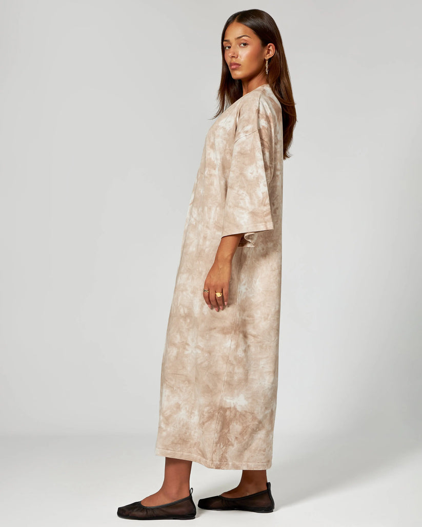 Langes Freizeitkleid mit Batikmuster und lockerem Schnitt für entspannte Sommertage