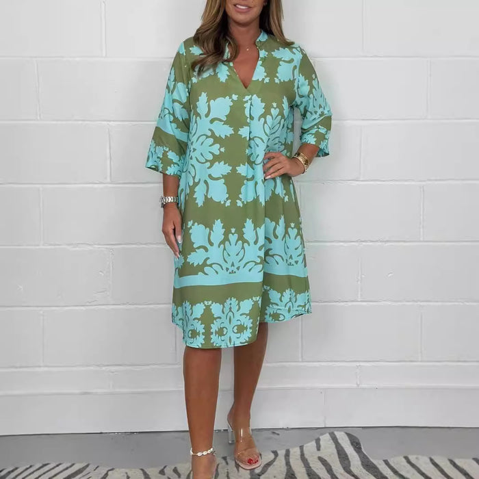 Weit geschnittenes kurzes Kleid mit Muster und mittellangen Ärmeln