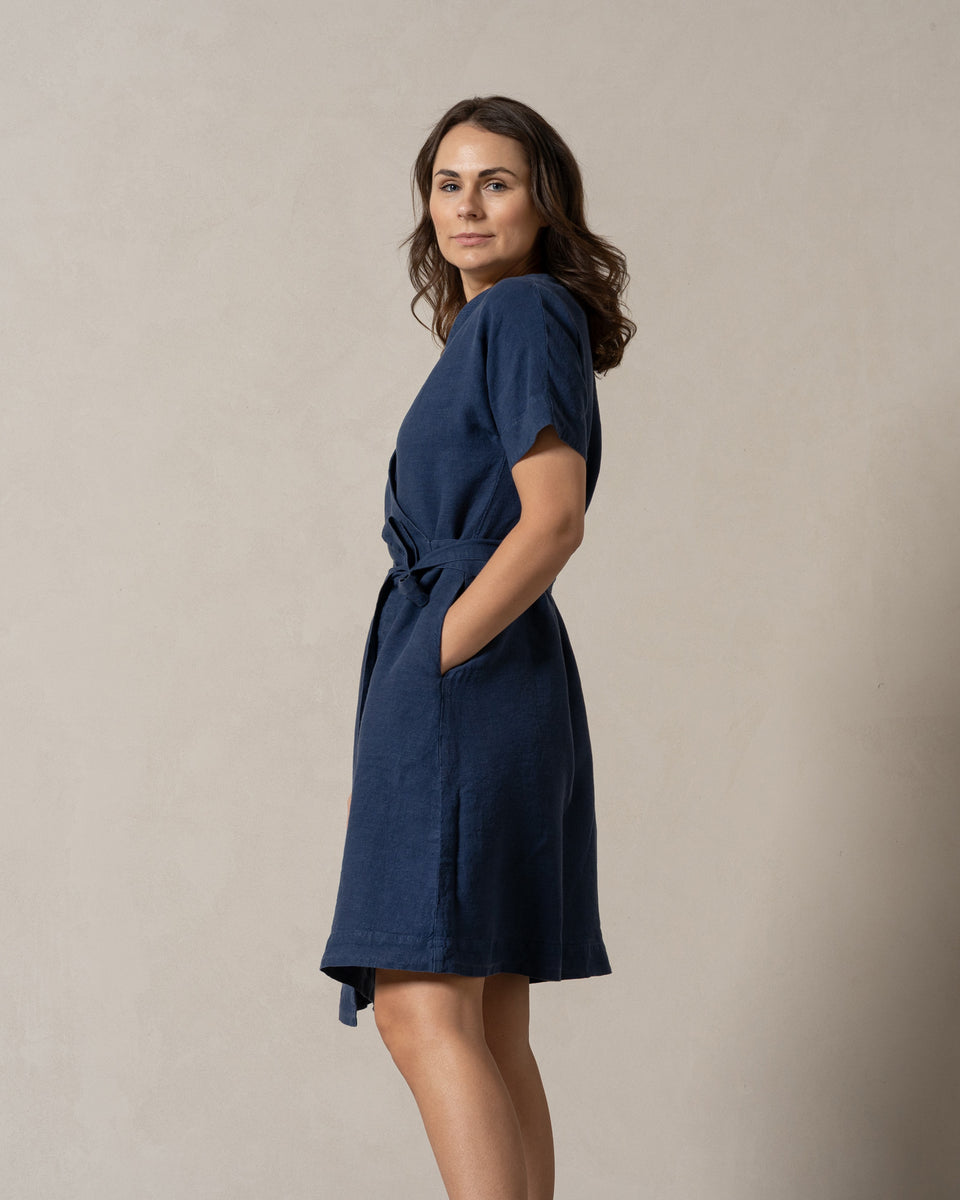 Wickelkleid mit kurzen Ärmeln und Gürtel für einen leichten Alltagsstil