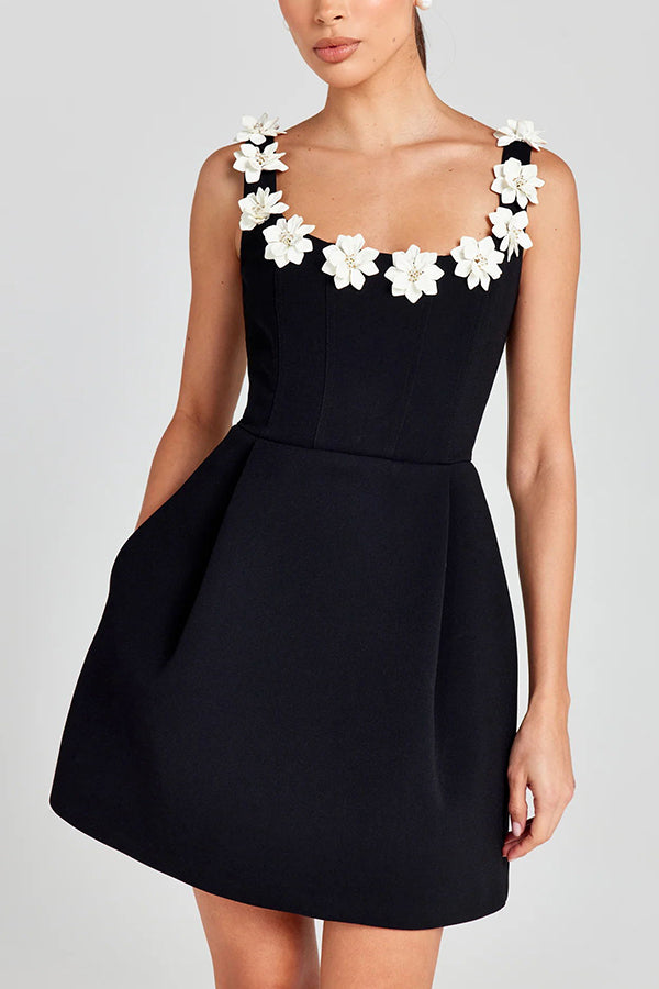 Kurzes Kleid mit Blumenapplikationen und eckigem Ausschnitt mit Taschen