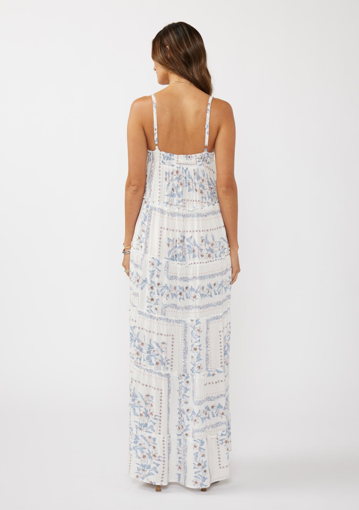Weites Sommer Maxikleid mit schmalen Trägern und modernem Stil