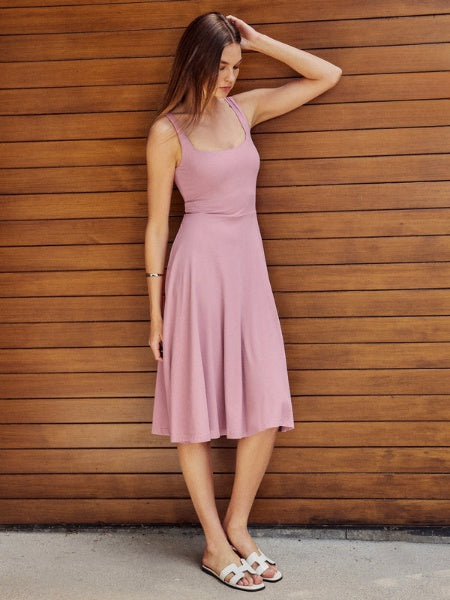 Fließendes Midikleid für Damen mit eckigem Ausschnitt und schmalen Trägern