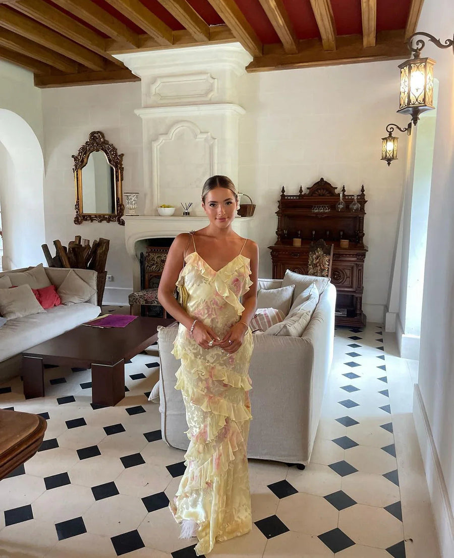Elegantes Maxikleid mit Rüschen dünnen Trägern und offenem Rücken