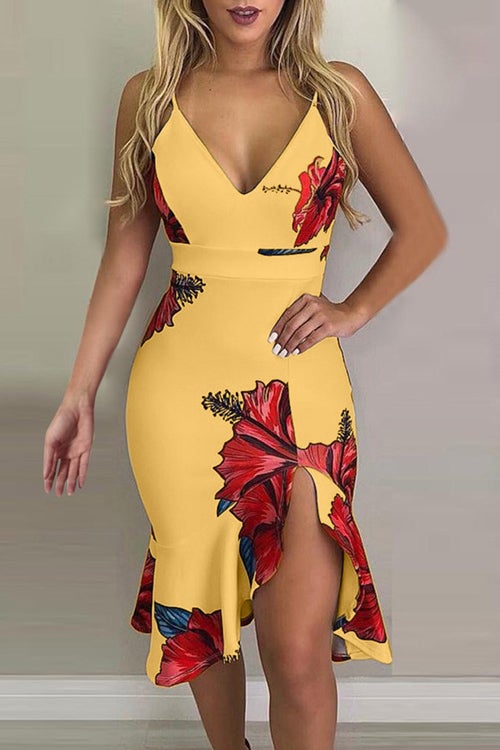 Sommerliches Midikleid mit schmalen Trägern tiefem Ausschnitt und Volant am Saum