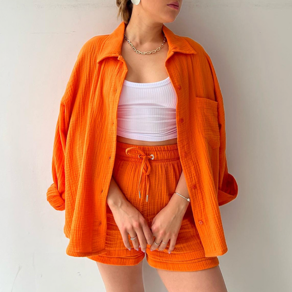 Modisches zweiteiliges Damen Set mit langärmligem Hemd und Shorts für den Sommer
