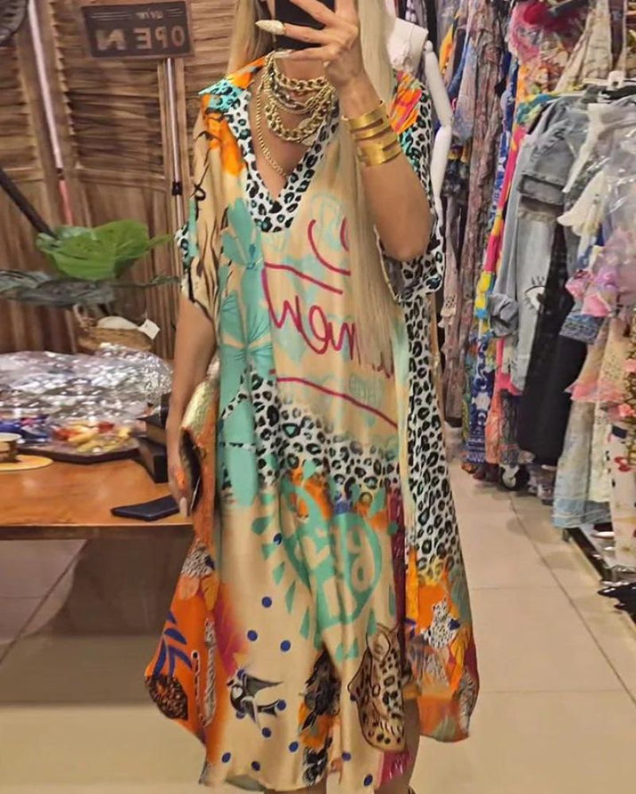 Elegantes Freizeitkleid mit kurzen weiten Ärmeln und modernem Muster