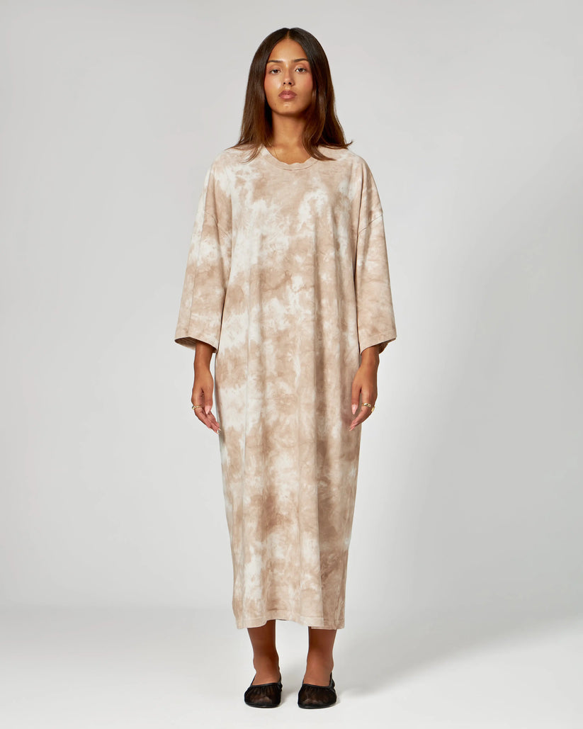 Langes Freizeitkleid mit Batikmuster und lockerem Schnitt für entspannte Sommertage