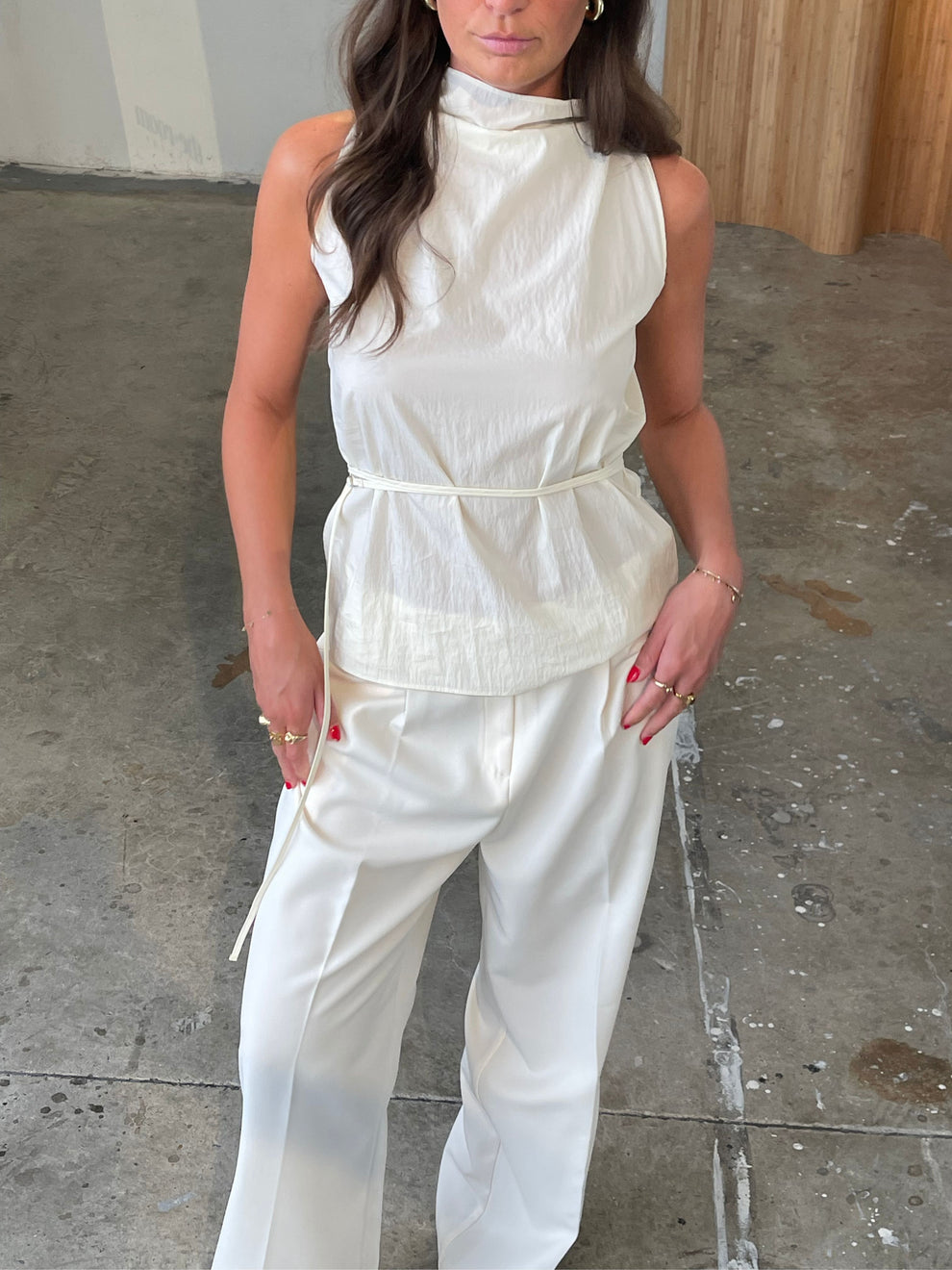 Ärmelloses Oberteil mit feinem Gürtel und stilvollem Look