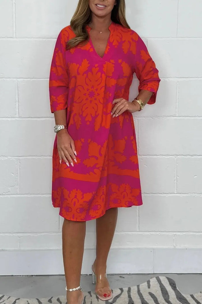 Weit geschnittenes kurzes Kleid mit Muster und mittellangen Ärmeln
