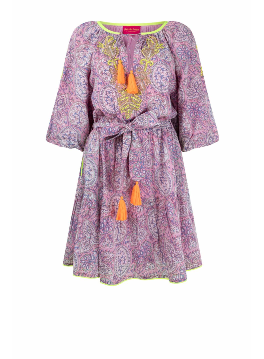 Kurzes Sommerkleid im lockeren a-linienstil für warme dagen