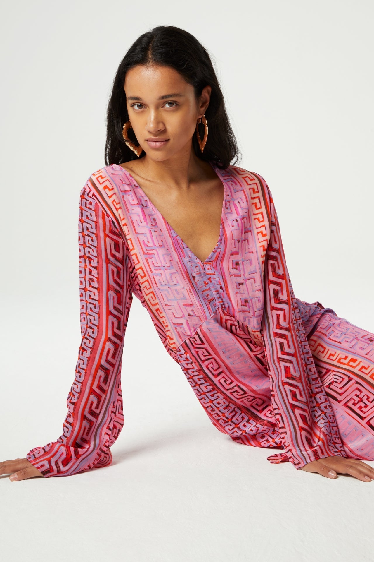 Langes Sommerkleid mit Print und weiten langen Ärmeln für einen stilvollen Auftritt