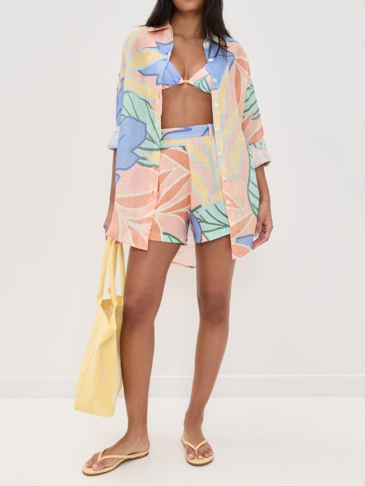 Zweiteiliges Sommer Set mit Shorts und Hemd im tropischen Blätterdesign