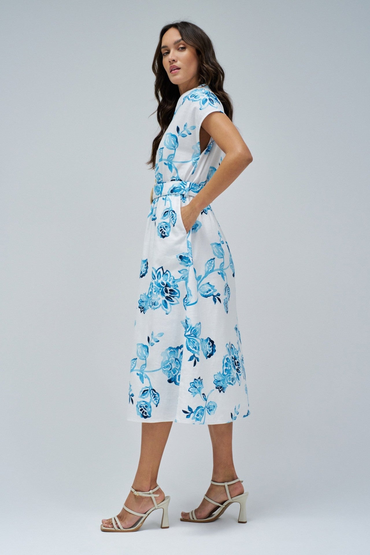 Hemdblusenkleid mit floralen Details und kurzen Ärmeln