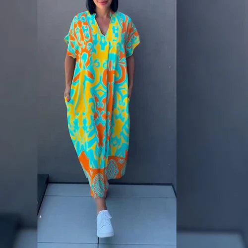 Maxikleid im Kaftanstil mit lebhaftem Muster und kurzen Ärmeln für entspannte Anlässe