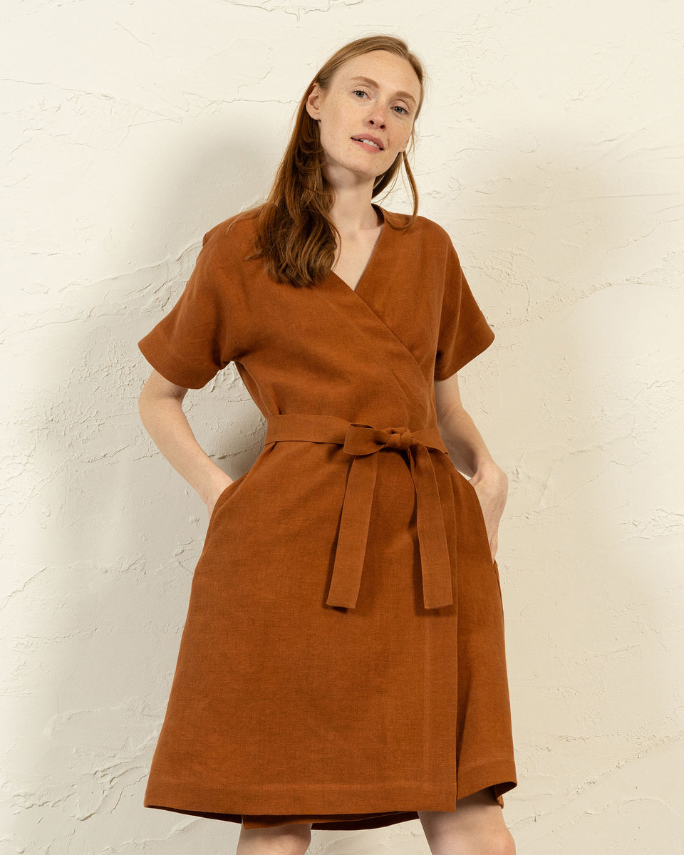 Wickelkleid mit kurzen Ärmeln und Gürtel für einen leichten Alltagsstil