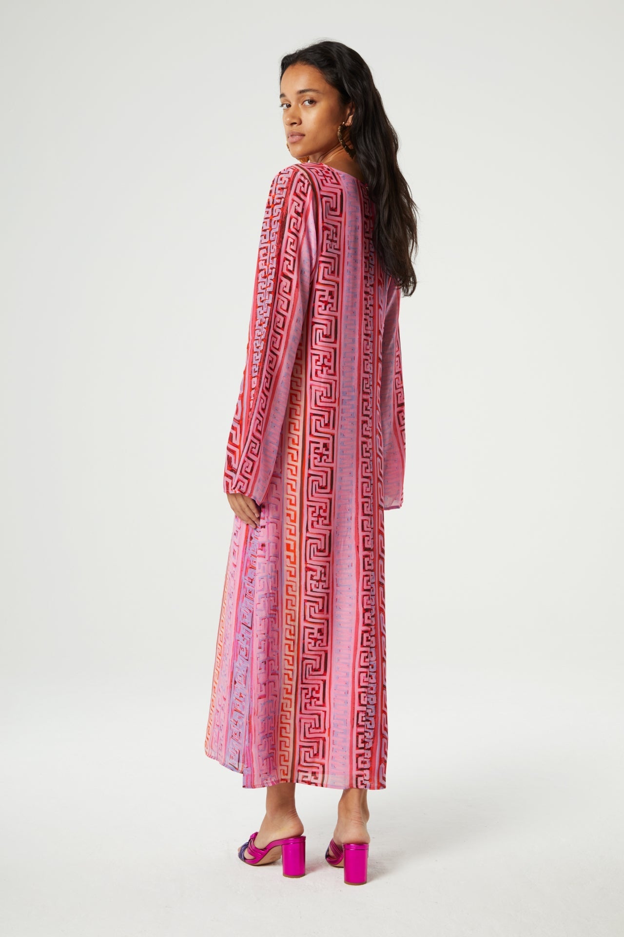 Langes Sommerkleid mit Print und weiten langen Ärmeln für einen stilvollen Auftritt