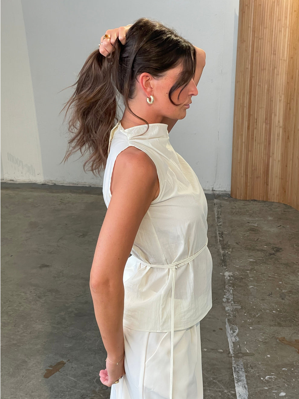 Ärmelloses Oberteil mit feinem Gürtel und stilvollem Look