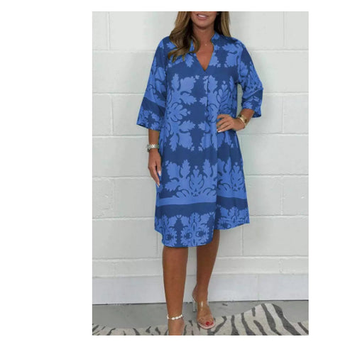 Weit geschnittenes kurzes Kleid mit Muster und mittellangen Ärmeln