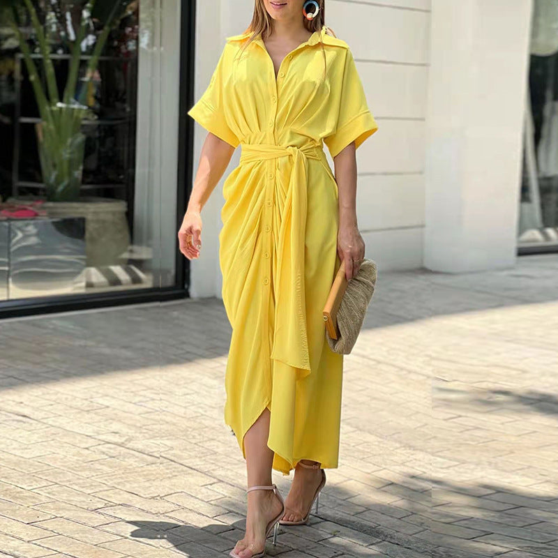 Elegantes langes Damenkleid mit Knopfleiste und kurzen weiten Ärmeln