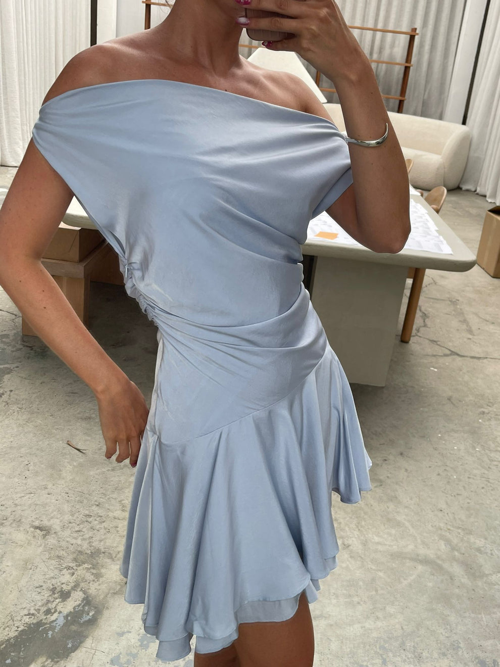 Kurzes Damenkleid mit eleganten Drapierungen und verspieltem Volantdesign