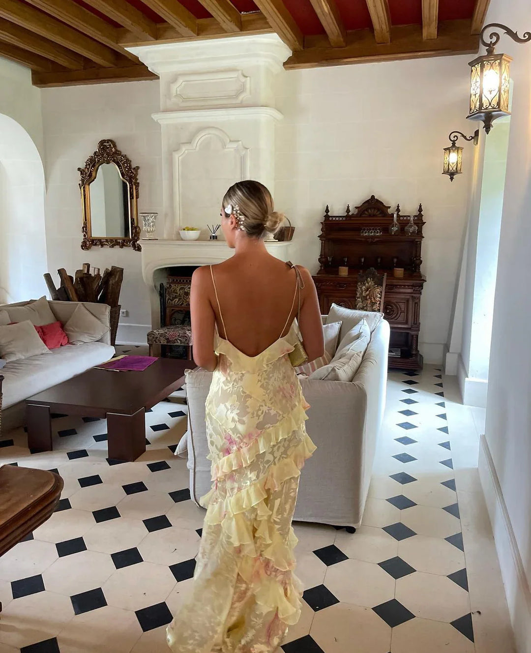 Elegantes Maxikleid mit Rüschen dünnen Trägern und offenem Rücken