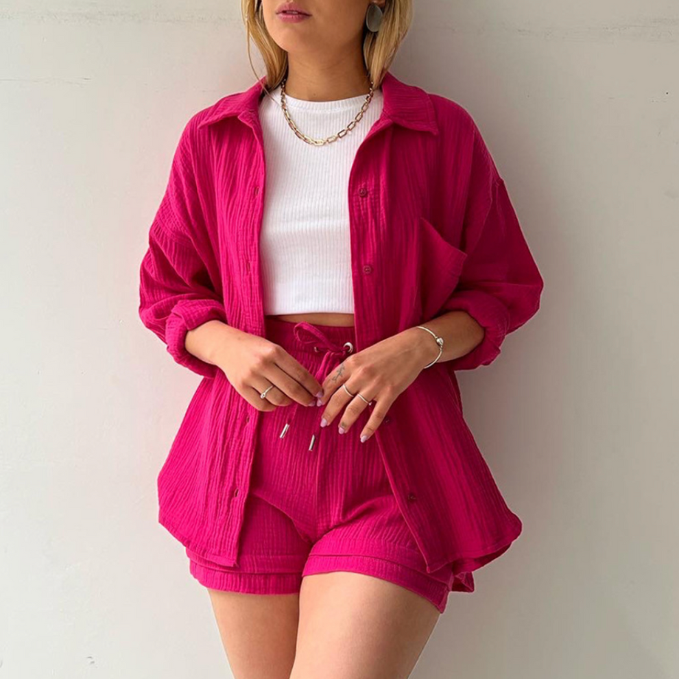 Modisches zweiteiliges Damen Set mit langärmligem Hemd und Shorts für den Sommer