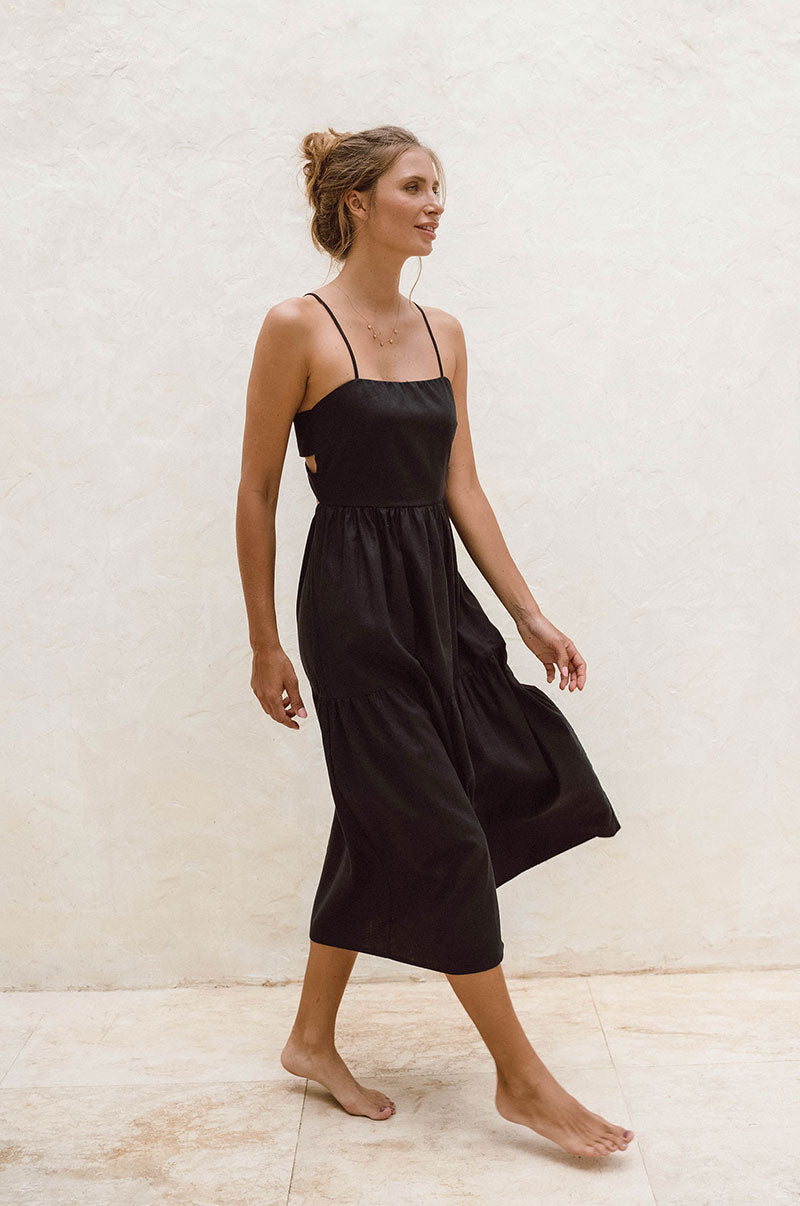 Stilvolles Midikleid mit feinen Trägern und gekreuzten Bindebändern am Rücken